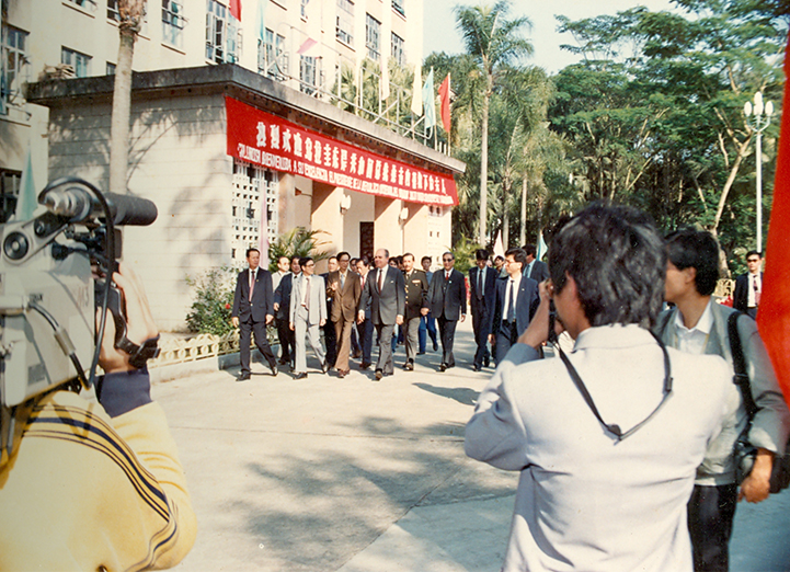 1988年，乌拉圭总统访问广州外国语学院