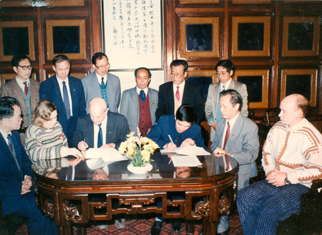 1990年12月，苏联国立第聂伯罗彼得罗夫斯克大学访问团来访并签订了两校学术交流协议书