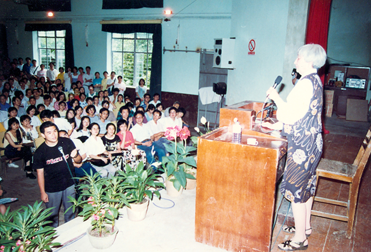 著名美籍华人韩素音女士来院作学术报告