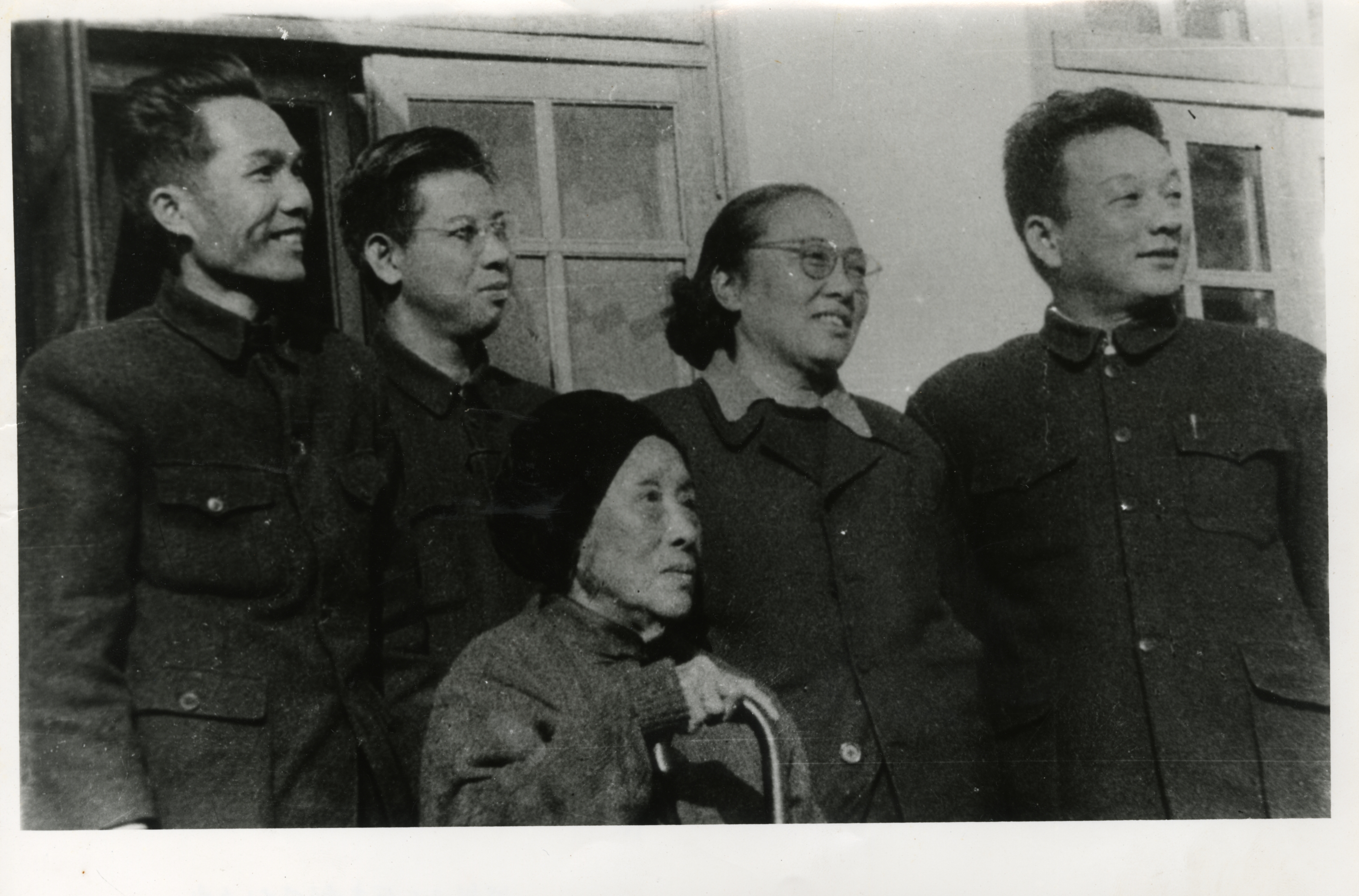 饶彰风与何香凝等人的合影