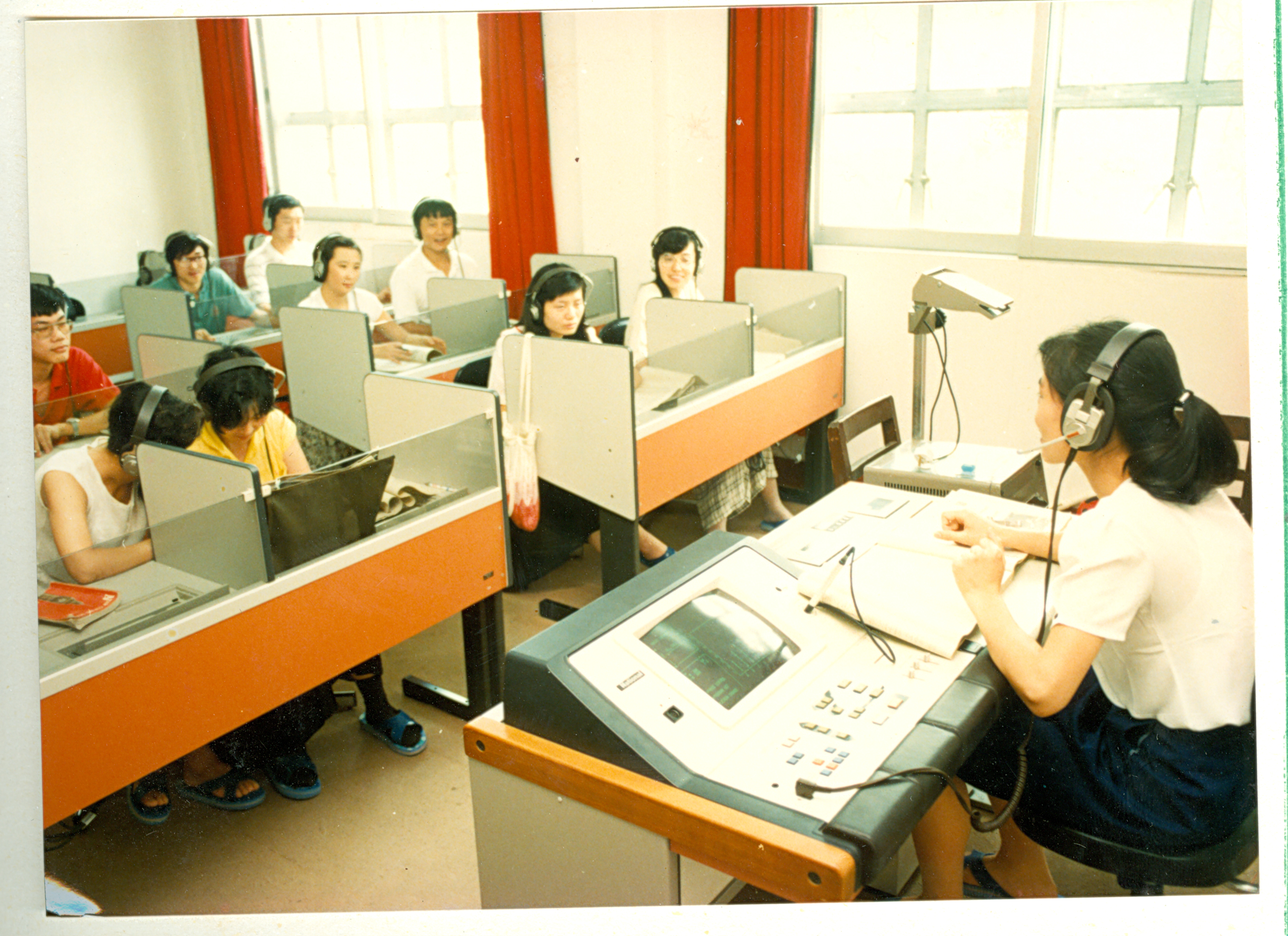 20世纪80年代学生在电化教学楼语言实验室上课场景