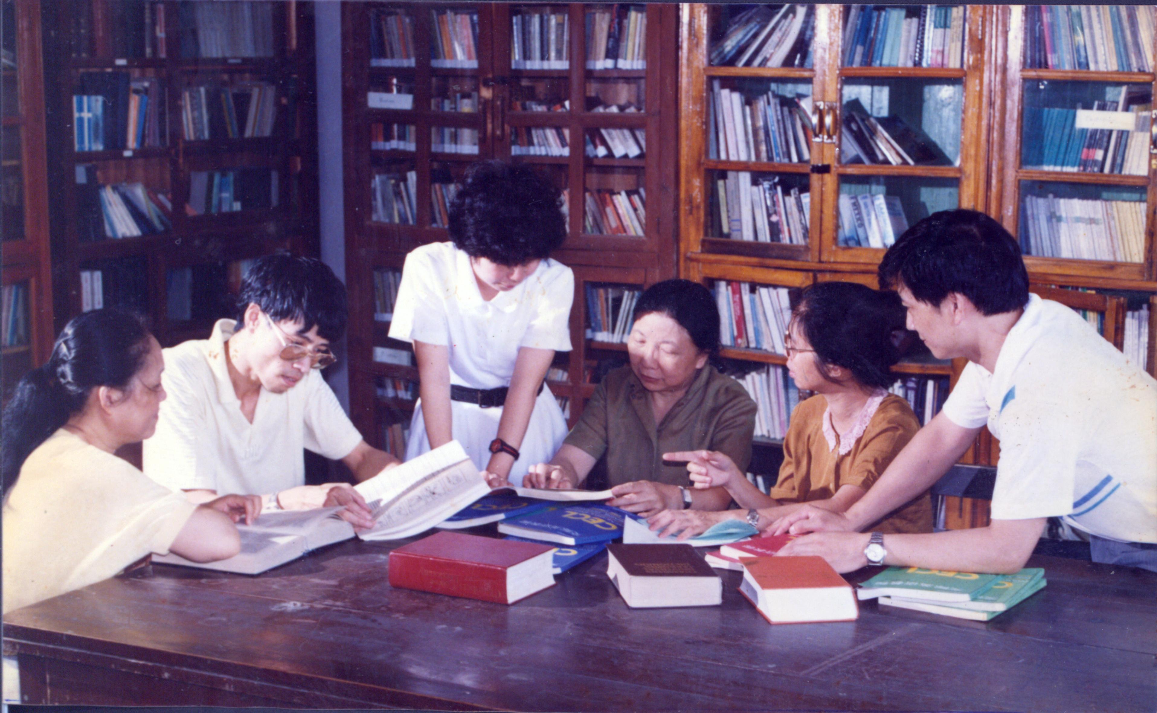 李筱菊（右二）主持《交际英语教程》（CECL）教材讨论会