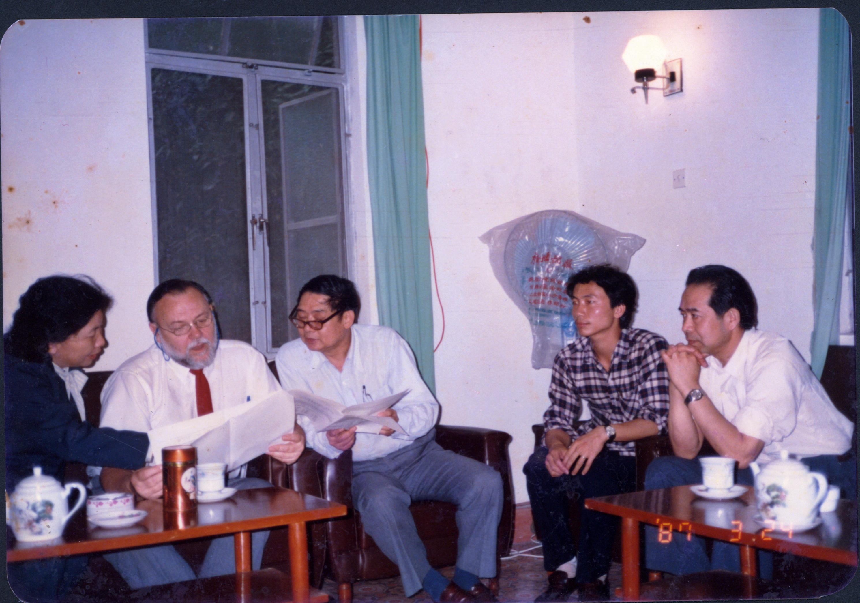 1987年，美国教育测试服务中心高级研究员曼宁（左三）与广州外国语学院教师研讨英语标准化考试