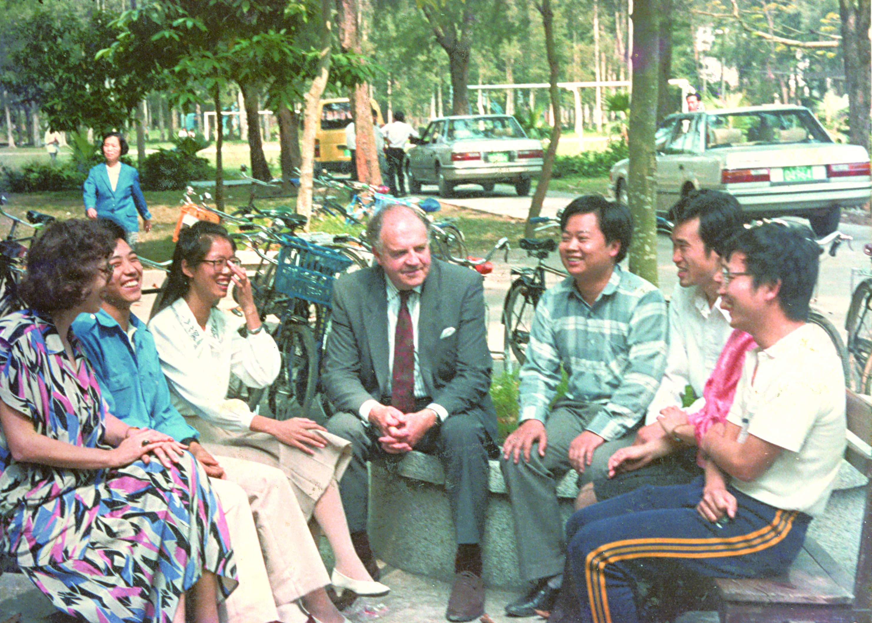 英国文化委员会总干事长与学生交谈